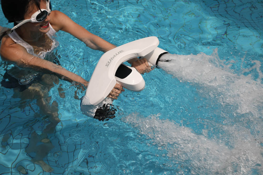 Underwater Fun With This Underwater Scooter