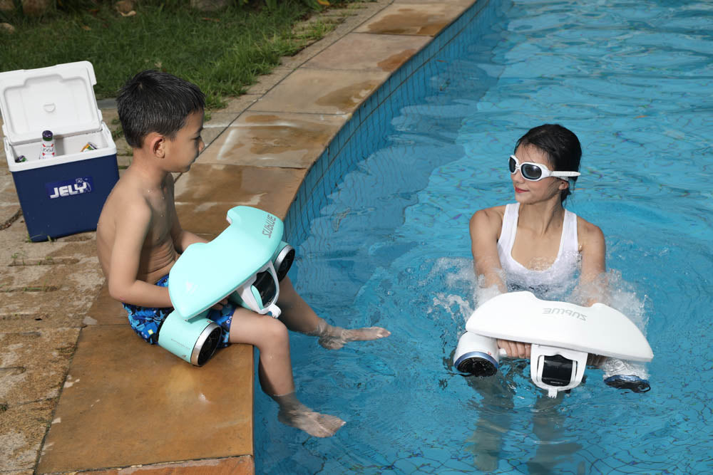 Underwater Fun With This Underwater Scooter