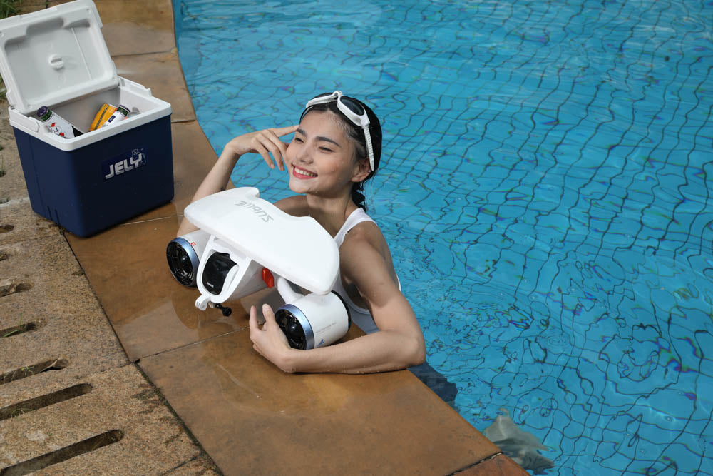 Underwater Fun With This Underwater Scooter