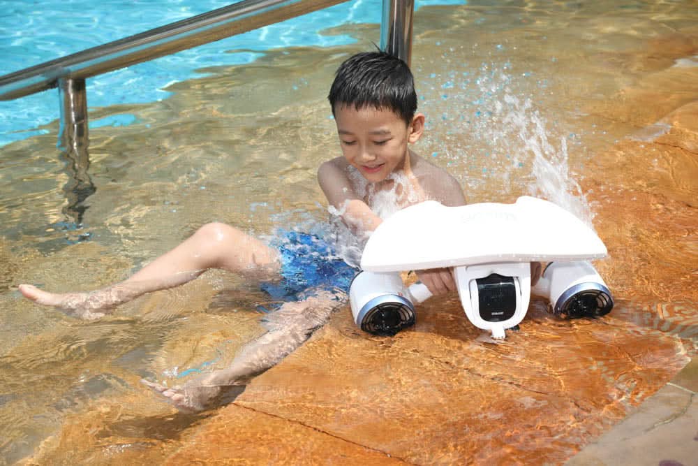 Underwater Fun With This Underwater Scooter