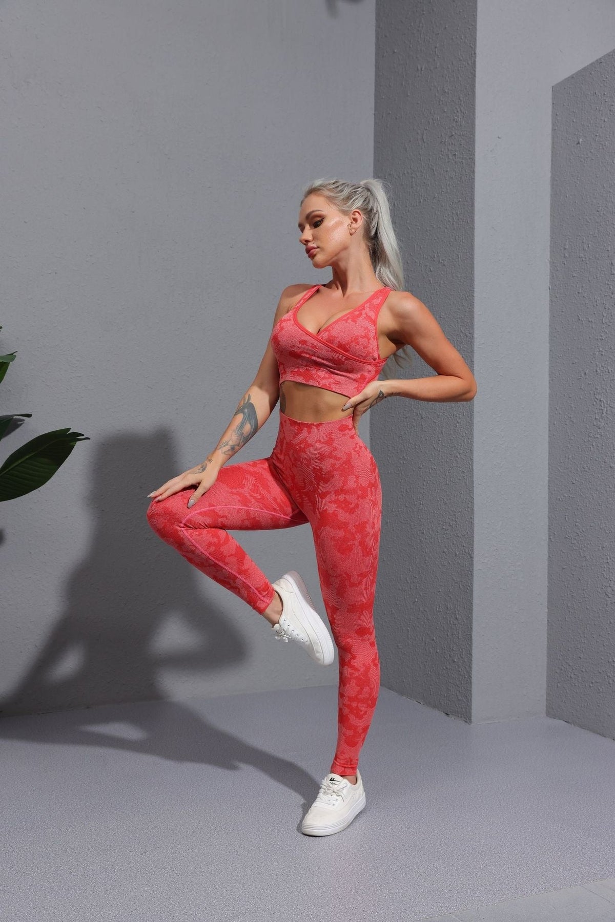 New camouflage seamless cropped pants with tiger pattern fitness pants, yoga suit, bra, and pants set