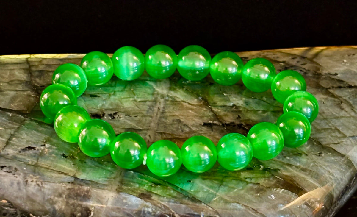 Reiki-Infused Green Cat Eye Stone Bracelet for Intuition, Shielding Protection & Vibrant Focus (8mm, 10mm & 12mm)
