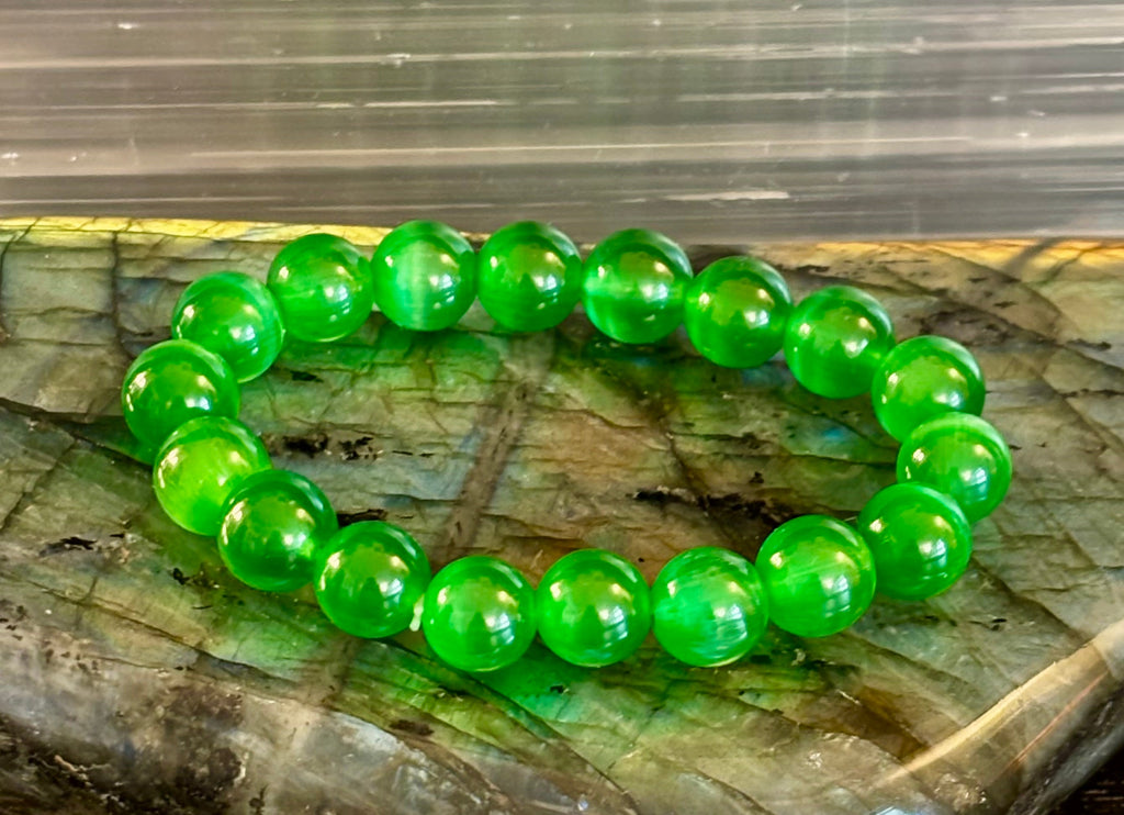 Reiki-Infused Green Cat Eye Stone Bracelet for Intuition, Shielding Protection & Vibrant Focus (8mm, 10mm & 12mm)