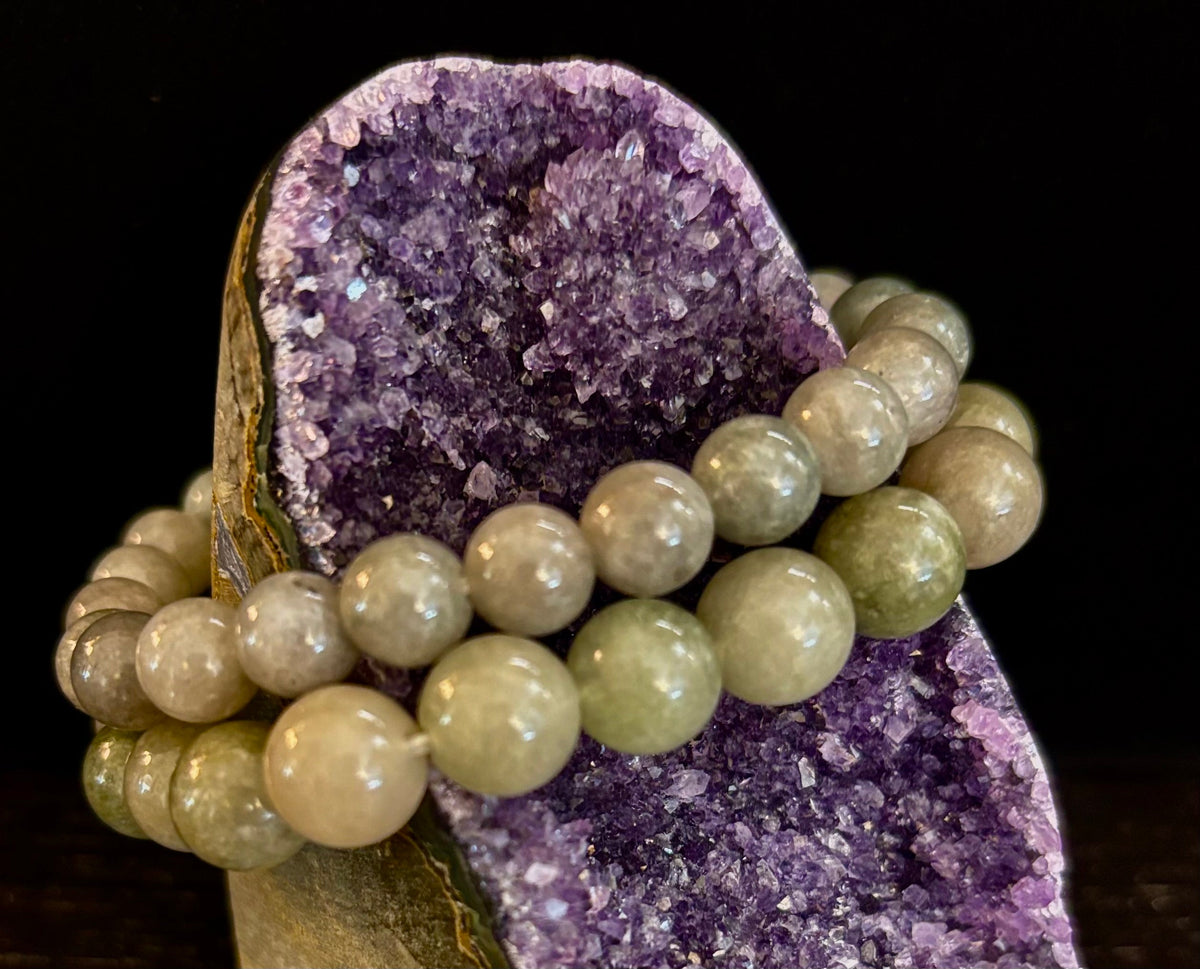 Reiki-Infused Natural Jade Abundance & Prosperity Bracelet for Heart Chakra Harmony, Good Fortune & Peace (8mm & 10mm)