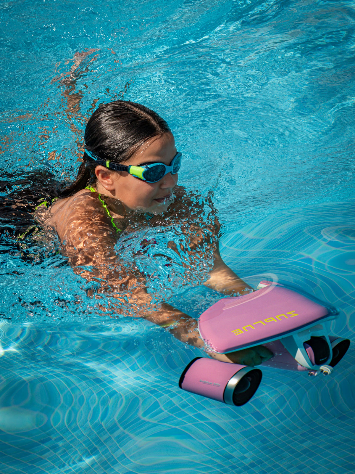 Underwater Fun With This Underwater Scooter