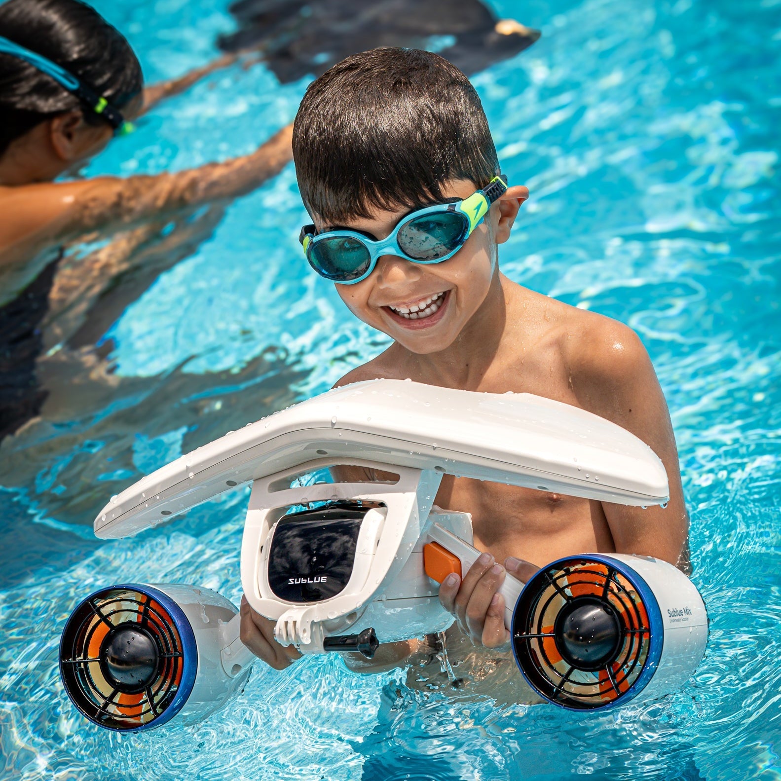 Underwater Fun With This Underwater Scooter