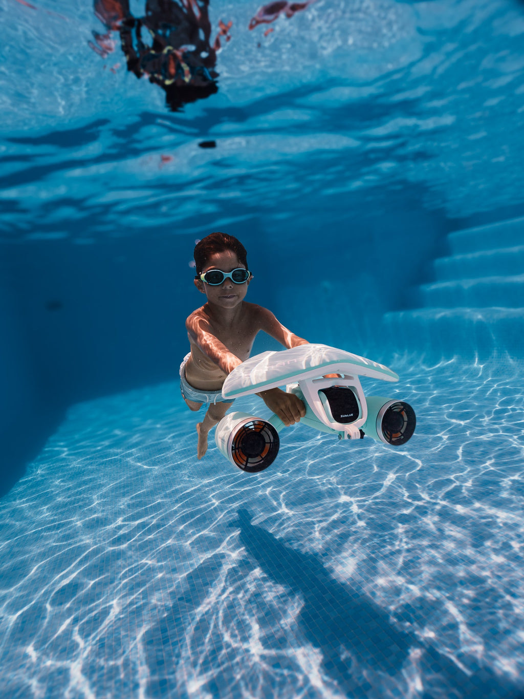 Underwater Fun With This Underwater Scooter