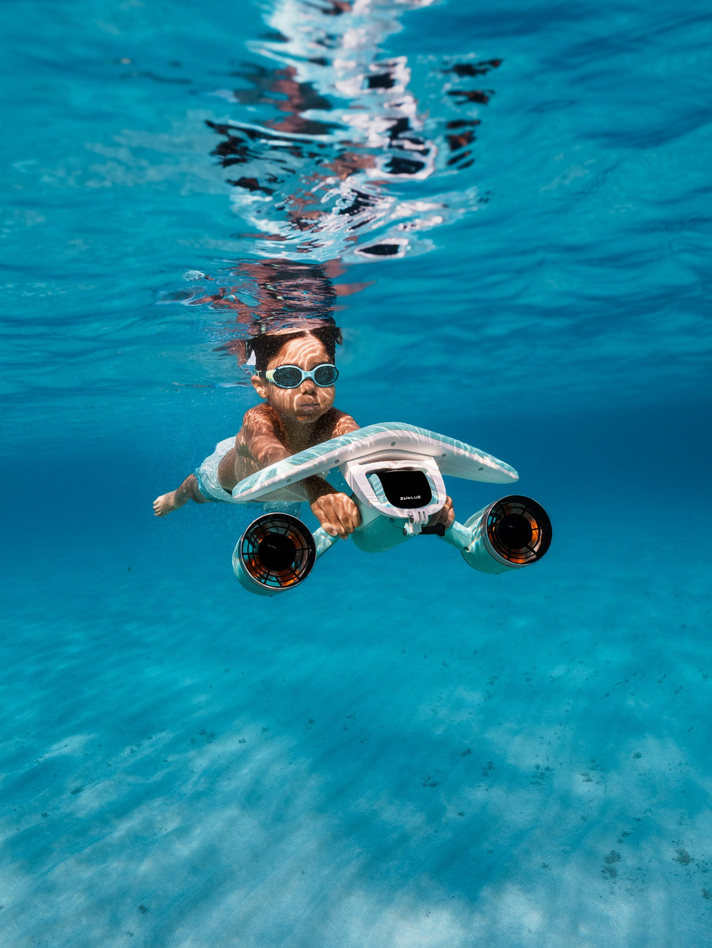 Underwater Fun With This Underwater Scooter
